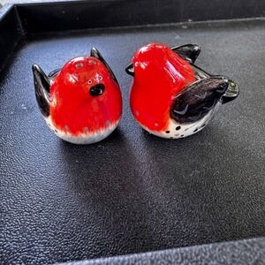 VTG Red Robin Bird‎ Salt and Pepper Shakers Ceramic Kitchen Decor Set